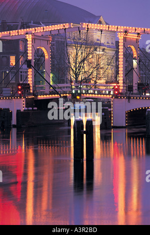 Skinny Bridge di notte in Amsterdam Olanda Paesi Bassi Foto Stock
