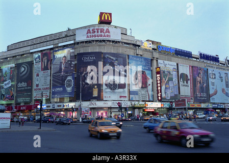 Unirea Shopping Center (USC) presso l'unità quadrata (Piata Unirii) a Bucarest, Romania Foto Stock