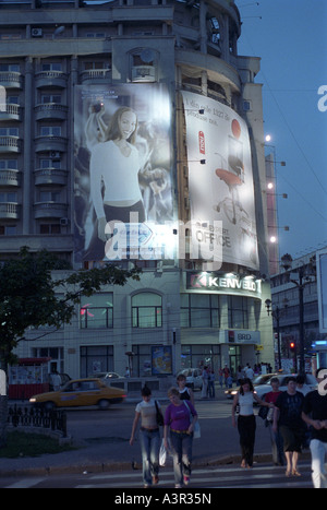 Gli annunci tramite affissioni su un edificio, Bucarest, Romania Foto Stock