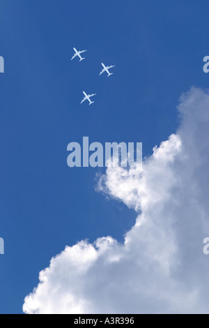 Tre bianchi gli aerei passeggeri nel cielo blu Foto Stock