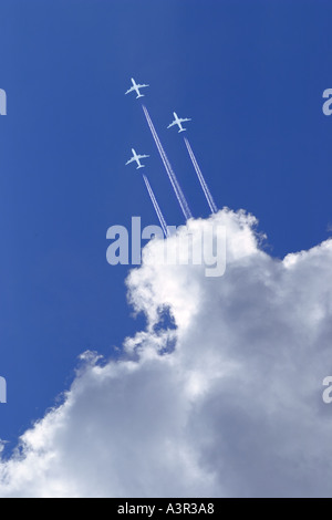 Tre bianchi gli aerei passeggeri con vapore sentieri nel cielo blu Foto Stock