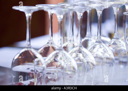 Svuotare bicchieri di vino Foto Stock