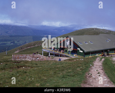 La vista dalla Ski lodge e seggiovia sul Ben Nevis la montagna più alta in Gran Bretagna con una vista spettacolare su una giornata d'estate Foto Stock