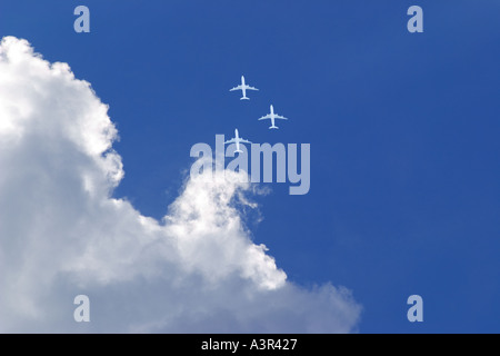 Tre bianchi gli aerei passeggeri nel cielo blu Foto Stock