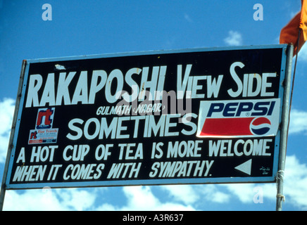 Rakaposhi Cafe segno per il tè e simpatia all'estremità nord della Karakoram Highway ,KKH,nel Nord del Pakistan Foto Stock