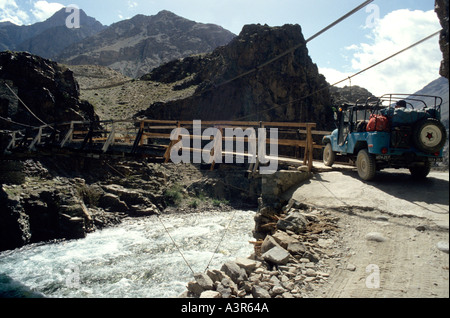 La Jeep in remoto via strada in Shandur pass tra biglietto e Gilgit ,a nord-ovest del Pakistan Foto Stock