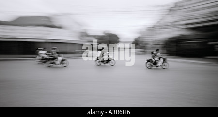 Le persone aventi il divertimento in Thailandia nel sud-est asiatico in estremo oriente. travel wanderlust evasione cultura tailandese divertente accelerando la velocità fast Foto Stock