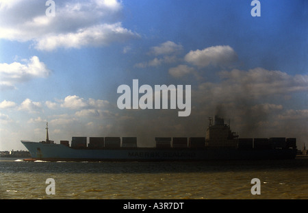 Le emissioni di biossido di zolfo dai motori di una nave portacontainer di lasciare il porto di Felixstowe nel Suffolk, Regno Unito. Foto Stock