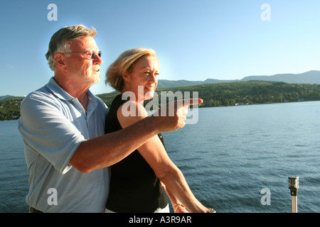 Coppia matura divertirsi su una crociera Foto Stock