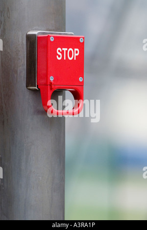 Un unico rosso del freno di emergenza contrassegnate con la parola Stop Foto Stock