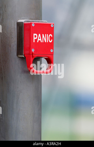 Un unico rosso del freno di emergenza contrassegnate con la parola panico Foto Stock