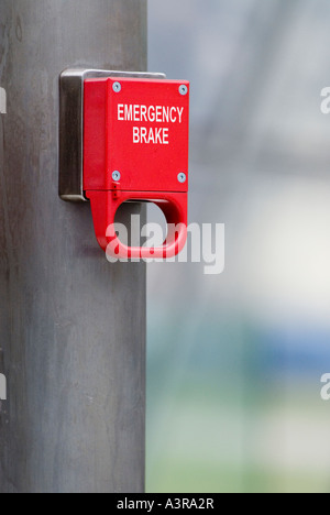 Un unico rosso del freno di emergenza contrassegnati con parole del freno di emergenza Foto Stock