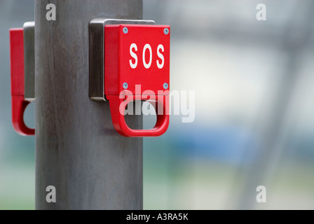 Rosso del freno di emergenza contrassegnate con la parola SOS Foto Stock