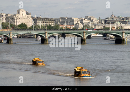 Tour di rana barche Fiume Tamigi Londra Foto Stock