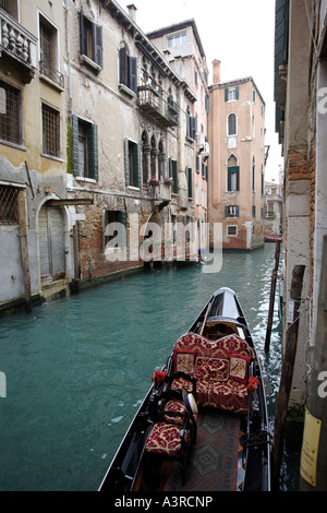 In Gondola e canal. Venezia, Italia Foto Stock