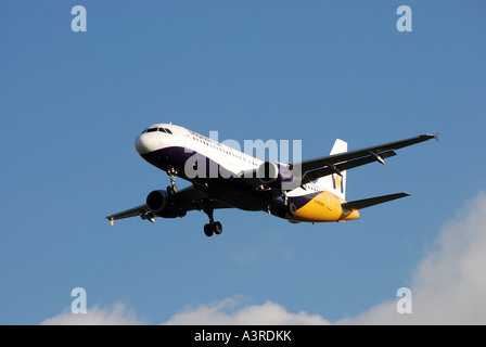 La Monarch Airlines Airbus A 320 si avvicina all'Aeroporto Internazionale di Birmingham, West Midlands, England, Regno Unito Foto Stock