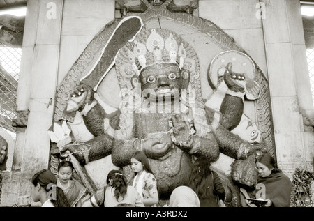 Viaggi nel mondo. Divinità indù Dio Kali nel tempio di Durbar Square di Patan a Kathmandu in Nepal in Asia. La religione Wanderlust evasione Storia e cultura Foto Stock