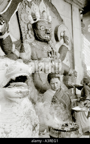 Viaggi nel mondo. Divinità indù Kali nel tempio di Durbar Square di Patan a Kathmandu in Nepal in Asia. La religione Wanderlust evasione Storia e cultura Foto Stock