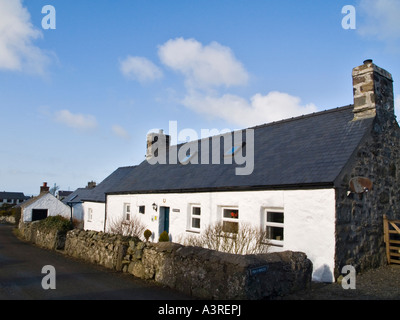 Tradizionale a singola piani bianco tradizionale lavato cottage in pietra con tetto in ardesia piastrelle in frazione su Lleyn Peninsula Rhiw Gwynedd Foto Stock