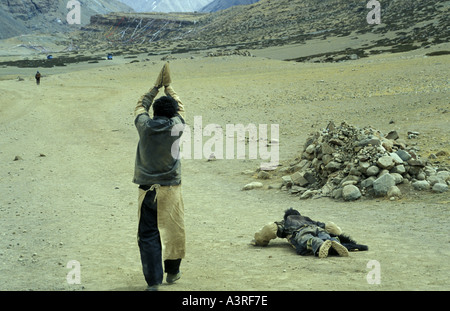 Due pellegrini che camminano intorno alla base del Monte Kailash, luogo sacro di dimora degli dei, Tibet. Foto Stock