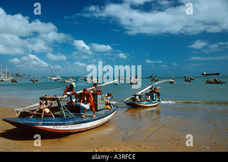 I pescatori tradizionali nel nord-est brasiliano artigianato o jangada Ceara Fortaleza Brasile Foto Stock