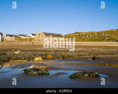 Aberdaron Lleyn Peninsula Gwynedd North Wales UK Village e St Hywyn la chiesa dalla spiaggia con la bassa marea Foto Stock