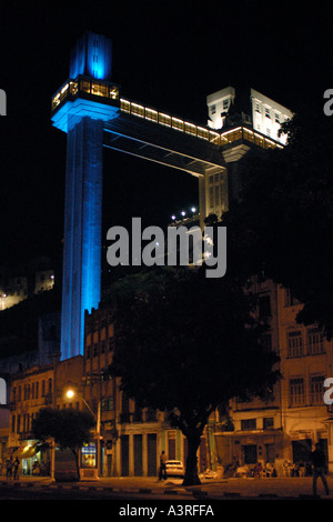 Vista notturna di scena di strada intorno Lacerda ascensore a Salvador Bahia Brasile Foto Stock