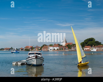 Barche a vela giallo dinghy in Bosham Creek a Chichester in porto pittoresco villaggio Bosham West Sussex England Regno Unito Foto Stock