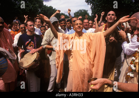 Movimento Hare Krishna. Hindu Rathayatra o Chariot Festival. La danza dei devoti festeggia mentre camminano lungo Park Lane London, Regno Unito degli anni '2004 2000, HOMER SYKES Foto Stock