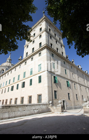 Basso angolo vista di El Escorial Monastero Spagna Foto Stock