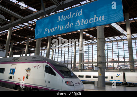 Un cartello che diceva Madrid Puerta de Atocha Madrid Atocha Gateway sulla motrice di un Ave spagnolo di un treno ad alta velocità Foto Stock