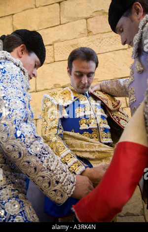 Enrique Ponce vestirsi per paseillo o apertura parade aiutato dai suoi assistenti Foto Stock