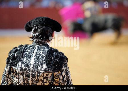 Un assistente torero guardando a combattere il fuoco selettivo Espartinas provincia di Siviglia Spagna 8 Ottobre 2006 Foto Stock