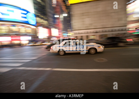 Il panning shot di NYPD auto su Times Square NY USA Foto Stock