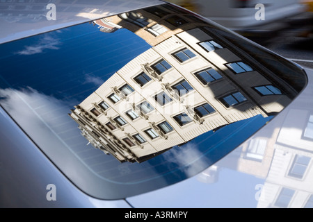 Edificio sulla quinta Av riflessa su una vettura il finestrino posteriore di New York STATI UNITI D'AMERICA Foto Stock