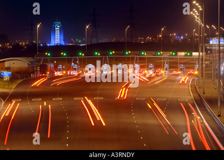 M6 di autostrada a pedaggio CABINE DI PAGAMENTO PLAZA A GRANDE WYRLEY IN STAFFORDSHIRE MOSTRA RAMADA HOTEL IN BACKGROUND.UK Foto Stock