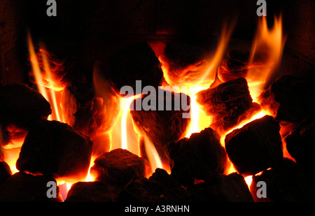 La masterizzazione di carboni ardenti nel focolare domestico.UK Foto Stock