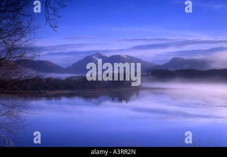 Kilchurn Castle e Beinn lui su una nebbiosa Loch Awe Foto Stock