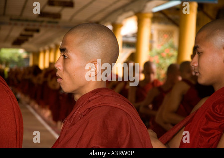 Fotografia di stock di monaci con le loro accattonaggio bocce in attesa di pasto a Kha Khat Wain Kyaung a Bago in Myanmar 2006 Foto Stock