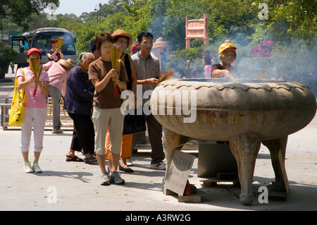 Fotografia di stock di bruciare incenso in una grande pentola al Monastero Po Lin sull'Isola di Lantau in Hong Kong 2006 Foto Stock