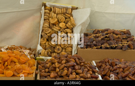 Date,fichi e albicocche esposti per la vendita su un mercato in stallo in Garrucha, Spagna meridionale Foto Stock