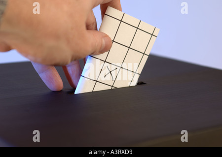 Mettere mano ad una votazione in un urna Foto Stock