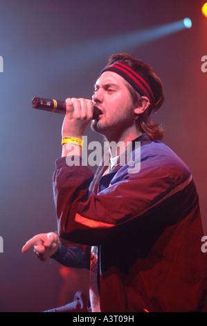 Goldie Lookin catena su stager a Aberystwyth University può Ball 2005 Foto Stock