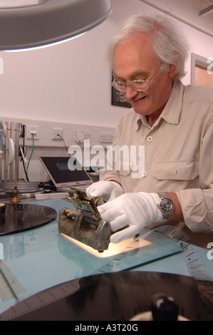 Maschio esperto conservatore lavorando sul ripristino e conservazione di vecchi film stock Biblioteca Nazionale del Galles Ceredigion archive Foto Stock