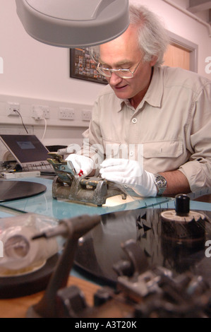 Maschio esperto conservatore lavorando sul ripristino e conservazione di vecchi film stock Biblioteca Nazionale del Galles Ceredigion archive Foto Stock