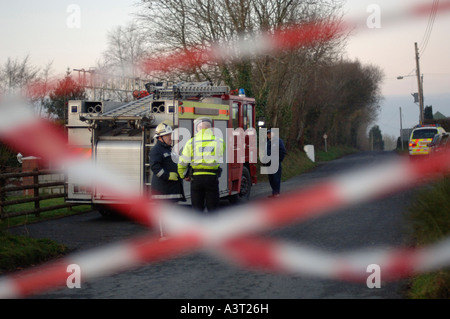 LLangeitho Ceredigion west wales la polizia e i vigili del fuoco armati di servizio assedio al casale pianificazione dopo la disputa di una recinzione REGNO UNITO Foto Stock