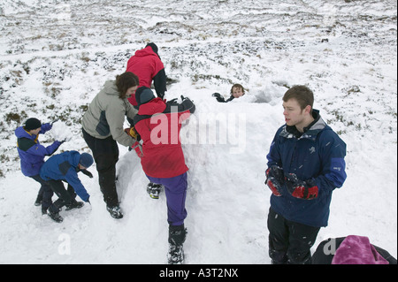 Agli studenti di costruire un igloo in cairngorm mountains, Scotland, Regno Unito Foto Stock