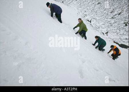 Gli alpinisti allenamento invernale in Cairngorm mountains, Scotland Regno Unito Foto Stock