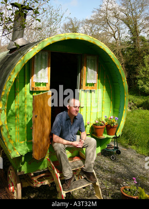 Romany Caravan holiday accommodation in zone rurali del Galles occidentale - con il proprietario Greg Stevenson sotto la sterpaglia holiday company, REGNO UNITO Foto Stock