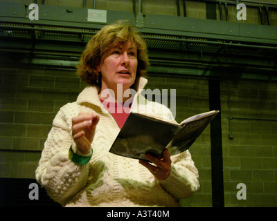 Lingua gallese poeta Gwyneth Lewis ripassando con studenti di teatro a Aberystwyth University Foto Stock